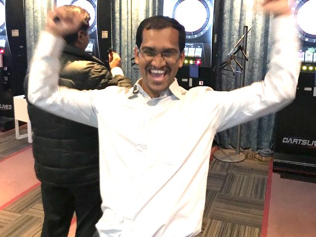 弊社の大きな特徴、グローバル！！
みんなでダーツ大会もしたりしました。初めてダーツしたインド人も大盛り上がりでした。