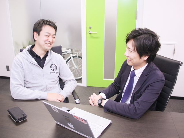創業メンバーである代表取締役の橋本 真太郎氏（左）と取締役COOの松岡 弘樹氏（右）。