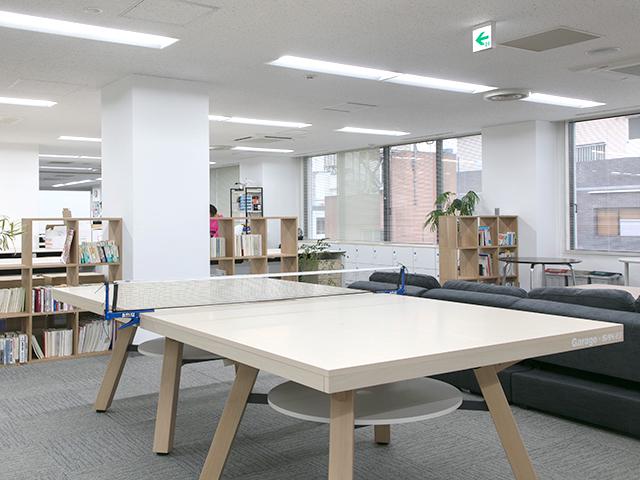 広々としたオフィスでは、息抜きで卓球をしたり、ソファでくつろぎながら仕事や考え事もしています