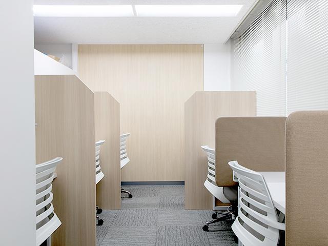 仕切りがある集中スペースを完備。静かに集中して仕事をしたい時にはピッタリ。他にソファースペース、仮眠スペースや靴を脱いで横になれるリフレッシュスペースも完備。