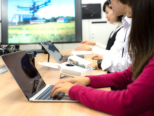 定期的に全体ミーティングを開催。社内は一つの方向性を共有し一致団結した、いい雰囲気だ。