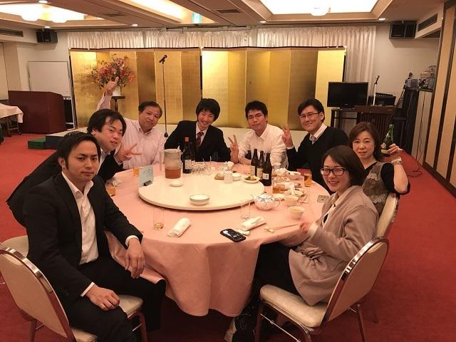 全体会議の後の宴会風景です。普段別のグループの人とも色んな話で盛り上がります。