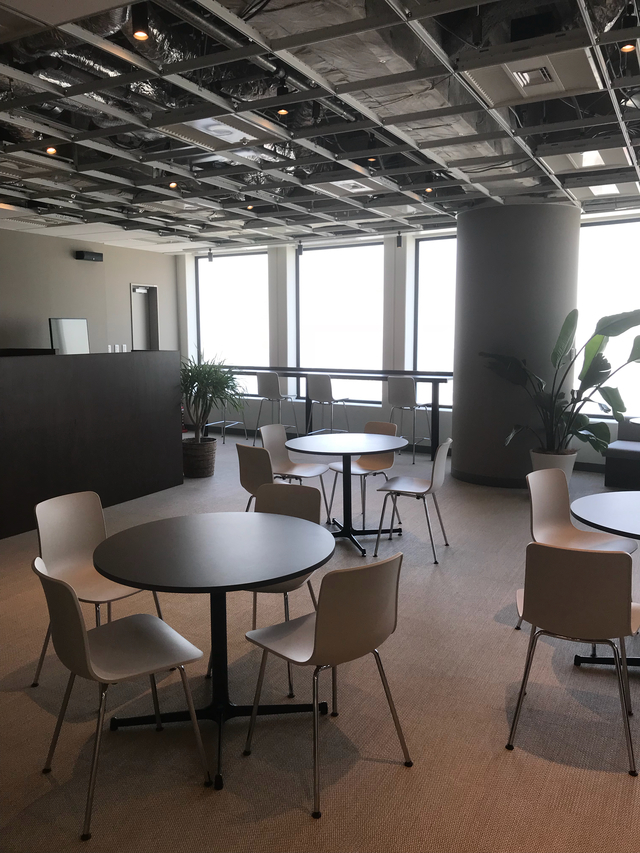 オフィススペースの他にカフェスペースも完備。社内のコミュニケーション促進や、急ぎの社内打ち合わせなどで活用されている。
