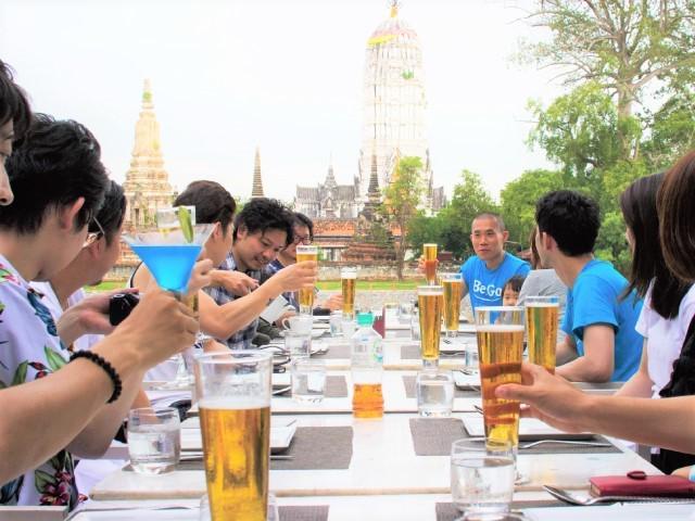 「元気に明るく、楽しいこと」を少数精鋭で発展させながら全員で喜びを分かち合う、そんな会社です。2017年 海外社員旅行の一コマ。