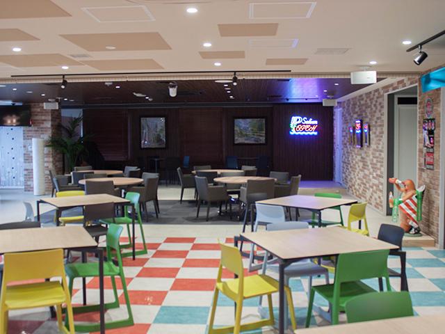 6Fのフリースペースは、社員食堂・社内交流会・研修等と幅広く社員に利用されている