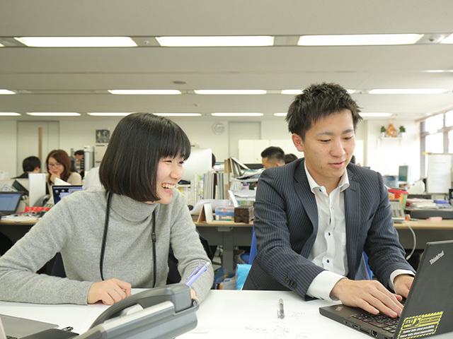 社員同士の関係性もフラット、上下関係もない。意思があれば、入社2~3年目でマネジメントの立場にもなれるというのは驚きだ。