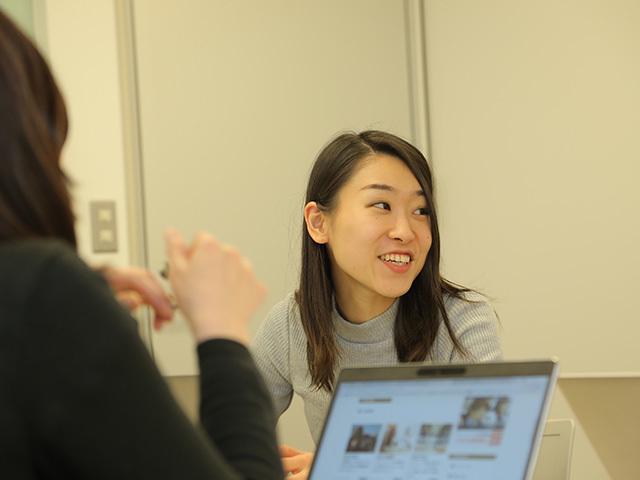 ミーティング中も笑顔が絶えない。社員を承認し互いに褒める文化が浸透している証拠だ。