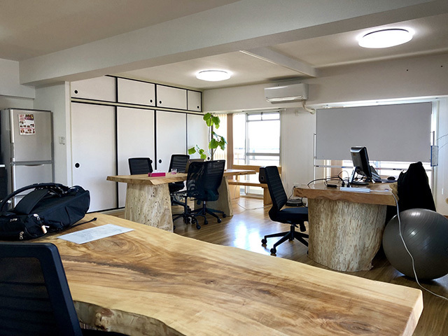 オフィスの机も社員の手作りという徹底ぶり。自然環境を考える同社ならではの特長だろう。