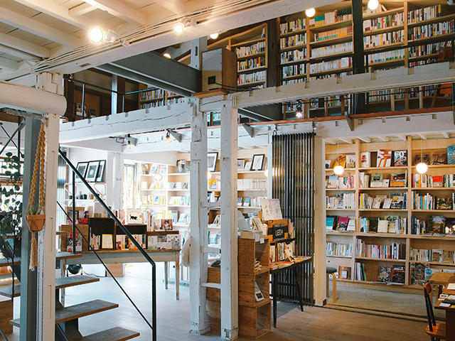 地域に根ざした実店舗「本と茶 NABO」 拠点である上田市にてブックカフェも運営。