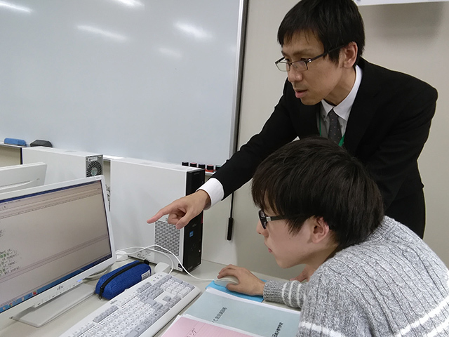 日本電子専門学校では職員一人ひとりが安心して長く活躍できる職場環境の整備に力を入れており、土日祝休みの完全週休2日制に加え、長期休暇も取ることができる。