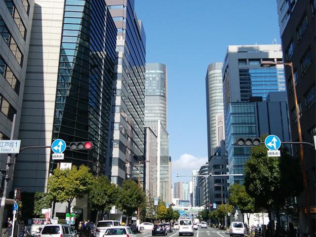 肥後橋の本社オフィス前から中之島の街並み。