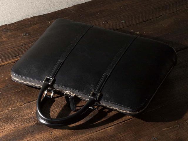 ビジネスレザーファクトリーの革製品。ひとつひとつがバングラデシュでつくられている。