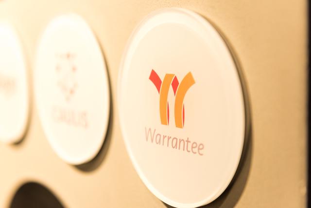 Warranteeのロゴです。
Warranteeが入っている「 FINOLAB」のエントランスには、有望FinTechスタートアップやそのステークホルダーのロゴが掲げられています。