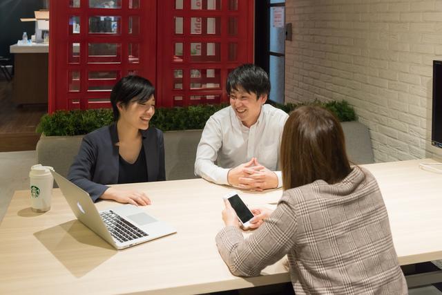 ミーティング風景です。
エンジニア、デザイナー、営業、カスタマーサクセス、広報など多種多様な文化が混じり合っている社風です。ただ、ビジョンに向けて社員全員でWarranteeを邁進させています。