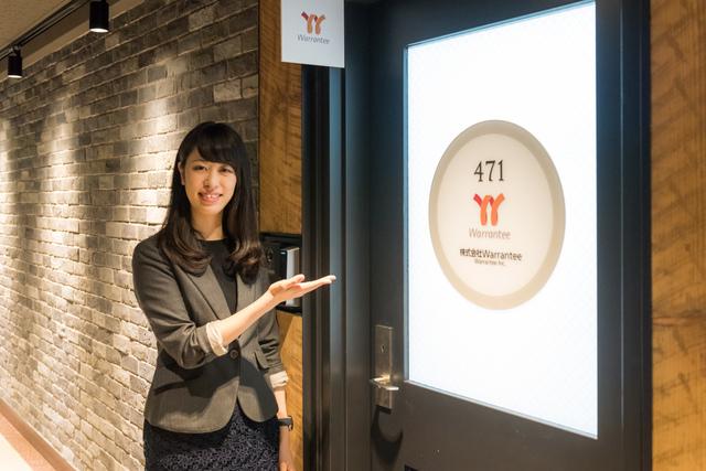 オフィスの入り口です。「FINOLAB(フィノラボ)」は大手町ビルの4Fにあります。FINOLABは、隅々まで快適・便利な空間に整備されており、新しいサービスを生み出し世の中に届けること、多種多様な人と協力し合い成果をあげることに集中できる環境です。