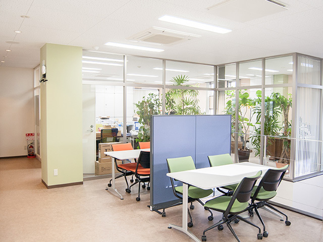 観葉植物やガラス張りの部屋など、社員の働きやすさにこだわったオフィス。