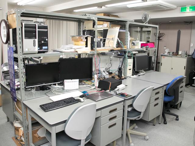 数人の優秀なエンジニアがスキャナーや検査機器を駆使し仮説と検証を重ねる。