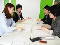 店舗ごとに抱える課題をインストラクター同士で<br/>意見交換し、 生まれたアイディアを現場で実践します<br/><br/>
