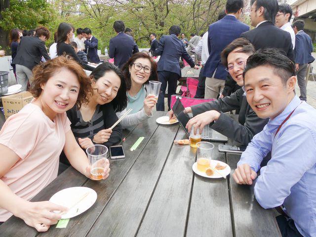 オフサイトで全社員BBQ大会も。代表が率先して肉や野菜を焼いているそうだ。