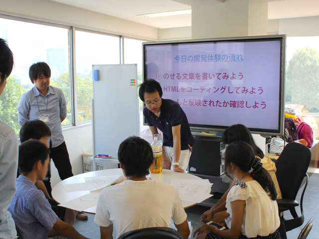 定期的に「会社見学会」を行い、ユーザーや保護者の声を聞き、サービス開発に活かしている。