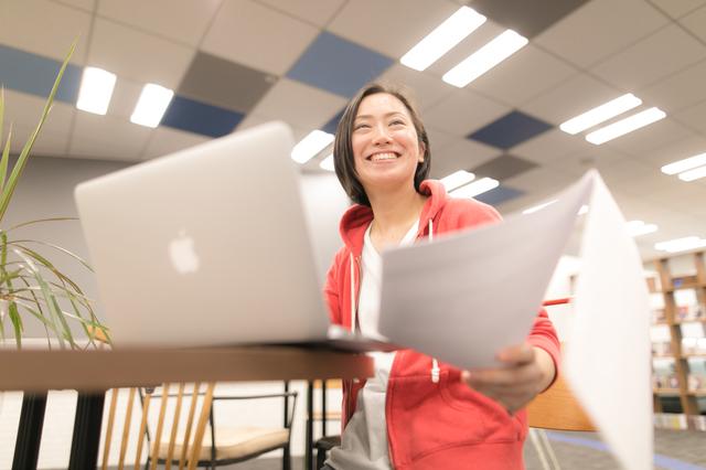 アーティストと協力しながら、企画から開発、さらに運営まで全て自社内で完結。ワンストップで手掛けています。