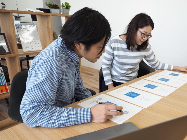 「クリエイティブを楽しむこと」をモットーに掲げ、メンバー同士が気軽にレビューしながらクオリティを高めていくことが、日常的に行われる。