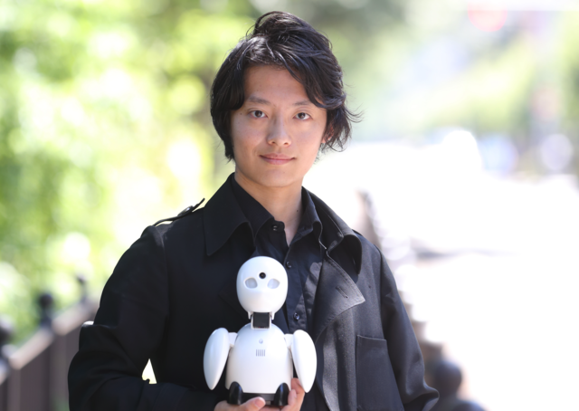 CEO　吉藤 健太朗（通称オリィ）氏
自身の不登校の経験を元に「OriHime」を開発。分身ロボットの父として多数のメディアや講演にも呼ばれる。