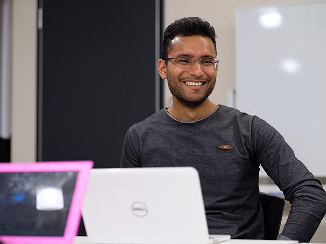 多国籍のエンジニアと共に自社システム開発に携わり、スキルアップできる。