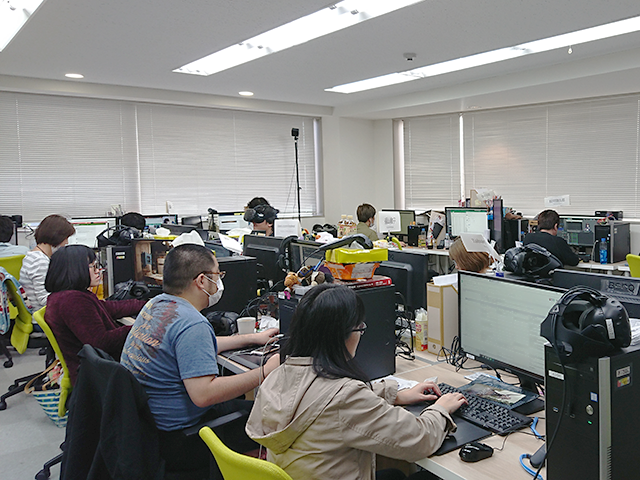 パーテーションで区切ることなくフラットな環境です。