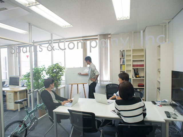 社内でのミーティングはオープンな場で行われる。メンバーの創造性を最大限高めるオフィスだ。