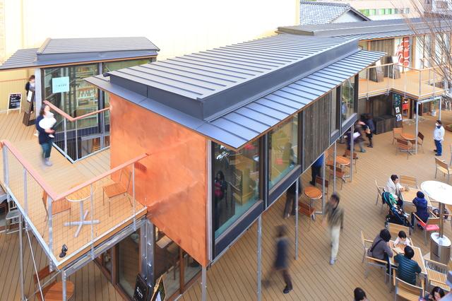 飲食店や洒落た物販店が多数入居しており、三島の地に新たな活気を生み出している。