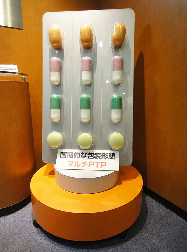 健康食品業界初となる下記的な包装技術｢マルチPTP包装｣
形状が異なる複数種類の錠剤を1シートに包装する。