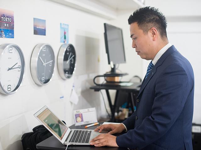 メンバーが働きやすいようにと、スタンディングデスクの準備も。ストレス無く働くための工夫だ。