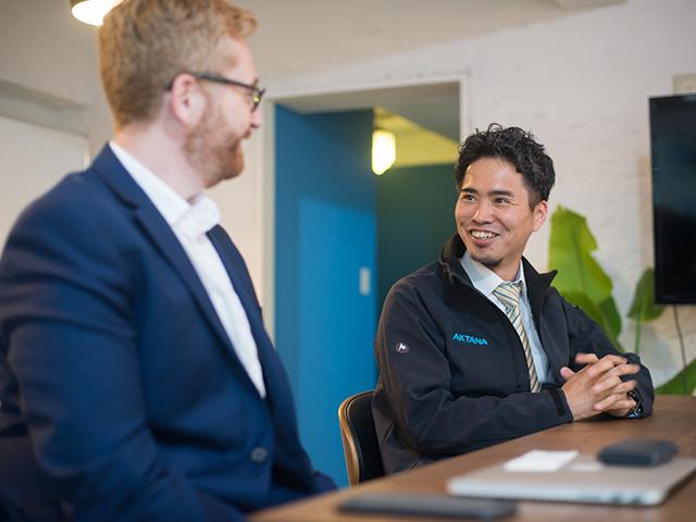 同社では社長/副社長という肩書はあくまで肩書。ポジションに関係なく、ざっくばらんなコミュニケーションが飛び交っている。