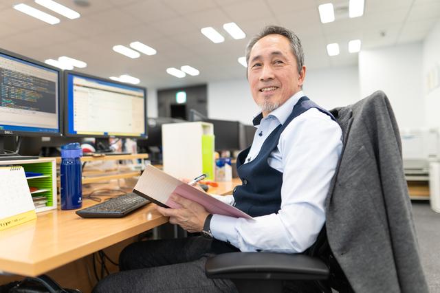 新卒から70代まで幅広い年代の社員が在籍しており、それぞれの経験や得意分野を活かして活躍できる環境です。
年齢やキャリアに関係なく互いに学び合える風土があり、有志による勉強会や読書会も開催されているため、多様な視点やスキルを持つ社員同士が支え合いながら成長できる社内環境が整っています。