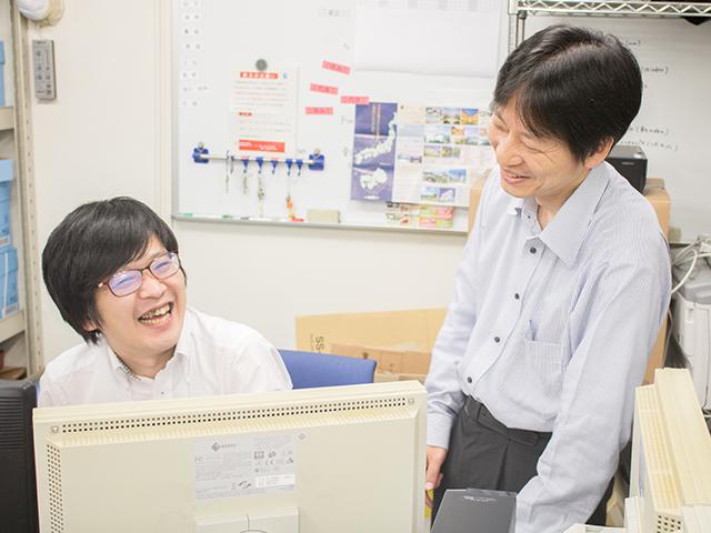 同社の開発体制は100%自社内開発。クライアント先に常駐せずにオフィス内にいるため、社員同士の仲も非常によい。