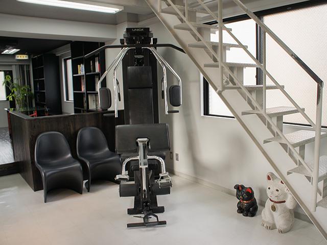 社員の働きやすさ、クリエイティビティを高めるために社内には本格的なトレーニングマシンを置いている。