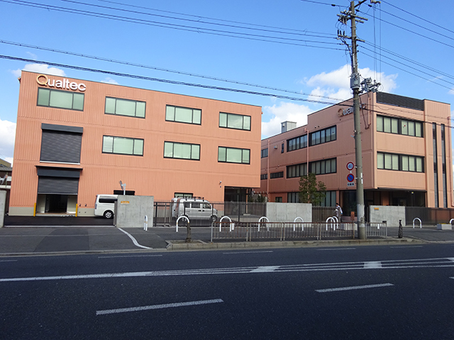 大阪府にある、分析評価のトップ企業である同社。日本を代表する錚々たる企業たちと取引を行っている。