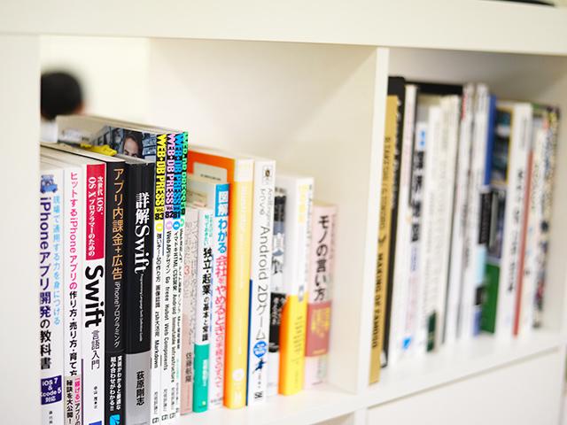 社内にはスキルアップのための参考書がたくさん。社員の成長を最大限サポートする姿勢を見せる。
