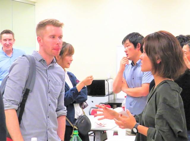 年数回海外出張・研修が行われます。写真はカナダ・バンクーバーにて。入社2年目、英語が不慣れだった社員も英語でプレゼンを行っていました。