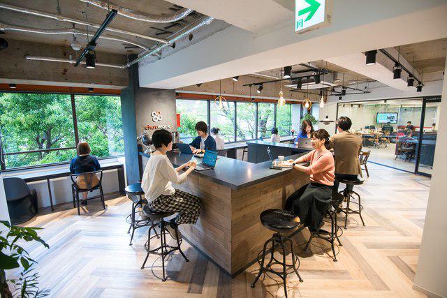 カフェスペースではリラックスして話し合いができます