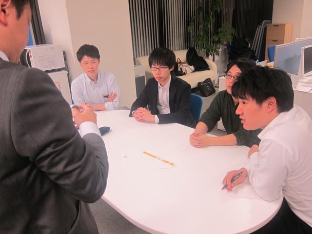 社内研修の様子。みんな真剣な表情で聴いています。