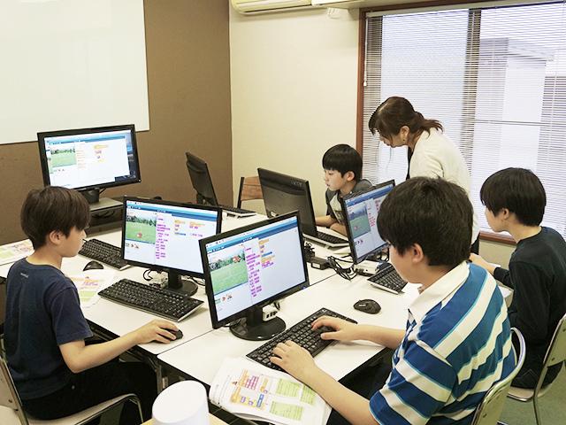 プログラミング教室を運営。プログラミングだけでなく、行動の先読みや、作業をする上での効率的な考え方を学んで欲しい。
講師も募集中、教える立場に立つことで、自らの知識も深めていくこともできる。