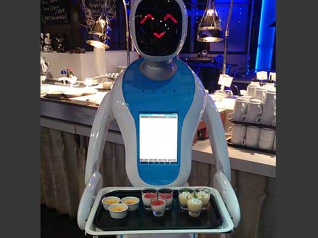 ロボットシェフがお出迎えする「変なレストラン」