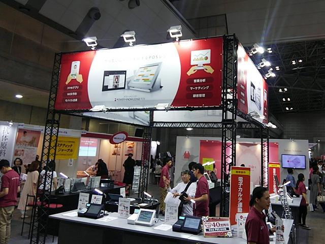 これまでのPOSの常識を覆し、多機能ながら省スペース、さらに、見やすく使いやすい操作性、店舗の雰囲気にマッチしたオシャレな外観など、一歩先を行く機能を備えている。