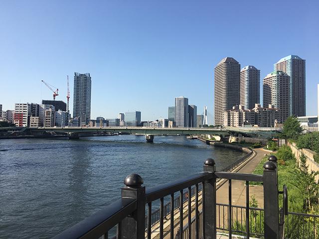 会社の裏には、隅田川が流れる。本社オフィスがある月島は、銀座から徒歩でも来られる距離にありながら、下町の雰囲気を残すのどかな場所だ。通勤時に最寄駅が混雑しないのも、地味に良いポイントであったりする。