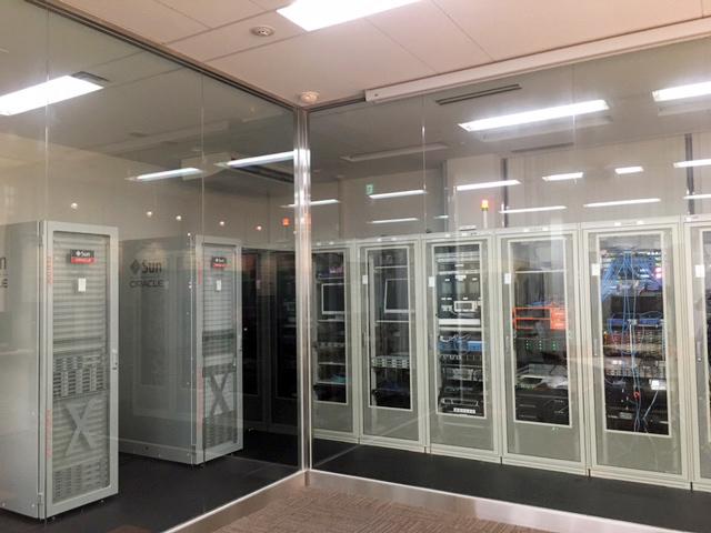 最新の機器を会社が用意し、検証環境も非常に充実。
社員であれば、いつでも使用することが可能です。