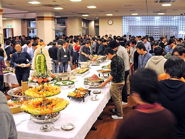 離職率は約5％で、日本企業の平均離職率11.8％（厚生労働省・2015年調査）と比べて著しく小さい。