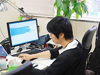 仕事中の表情は真剣そのもの