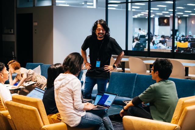 オフィス内にある様々の打ち合わせスペースで日々各プロジェクトの打ち合わせが活発に行われています（ミーティング風景）